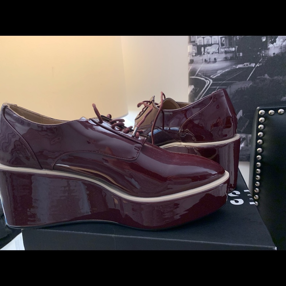 Burgundy platform patent leather oxfords - Picture 4 of 6